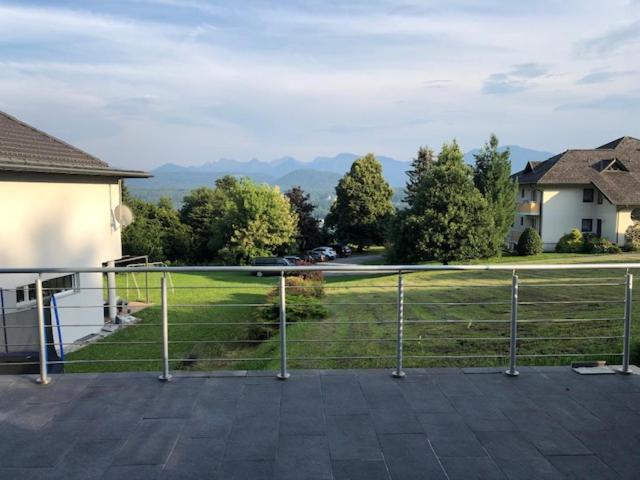 Velden View Ferienwohnung Mit Grosser Sonnenterrasse Und See- Und Karawankenblick Velden am Wörthersee Exterior foto